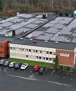 Solcellsanläggning som täcker 5 000 kvadratmeter av taket på Lesjöfors Banddetaljer 